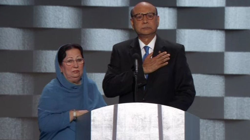 Los padres musulmanes de un soldado fallecido levantan a la Convención Demócrata