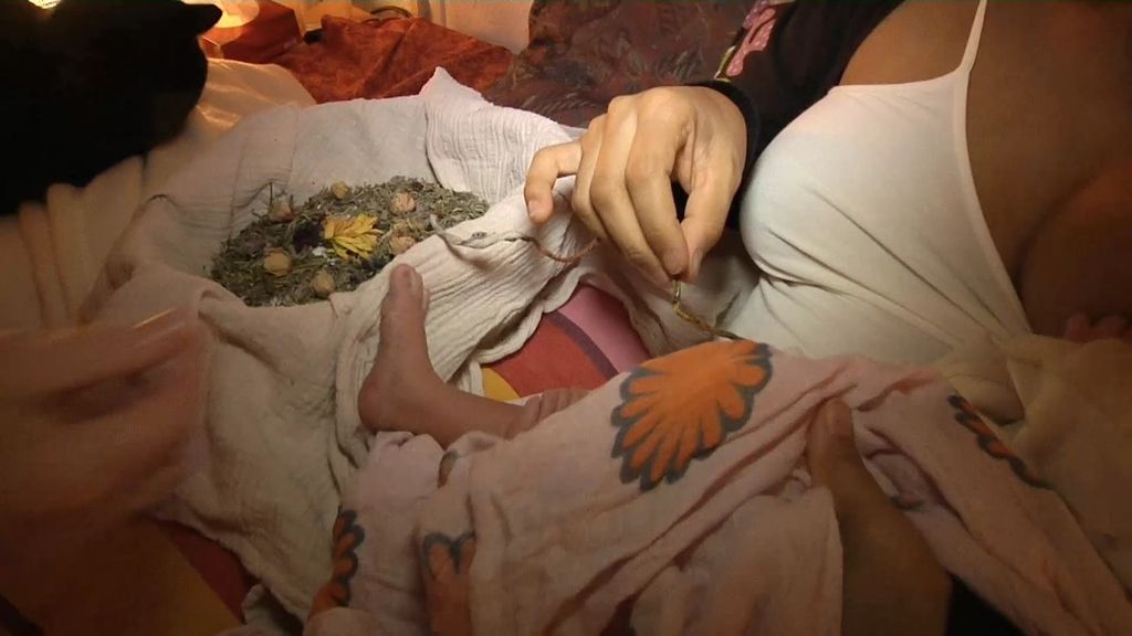 Shalini amamanta a su bebé junto a la placenta y el cordón unidos aún a su hija