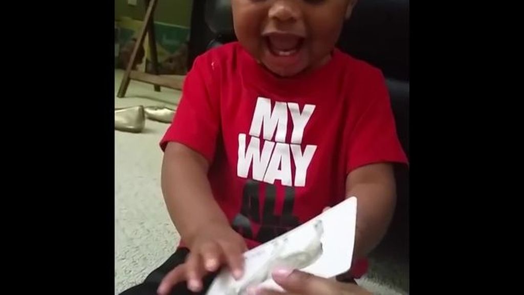 La contagiosa risa de un bebé al escuchar la palabra "donkey"