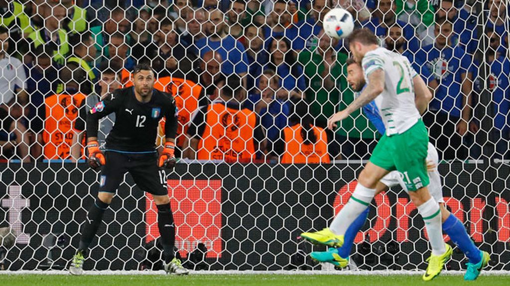 ¡Paradón de Sirigu! El portero salva a Italia de encajar el primer tanto del partido