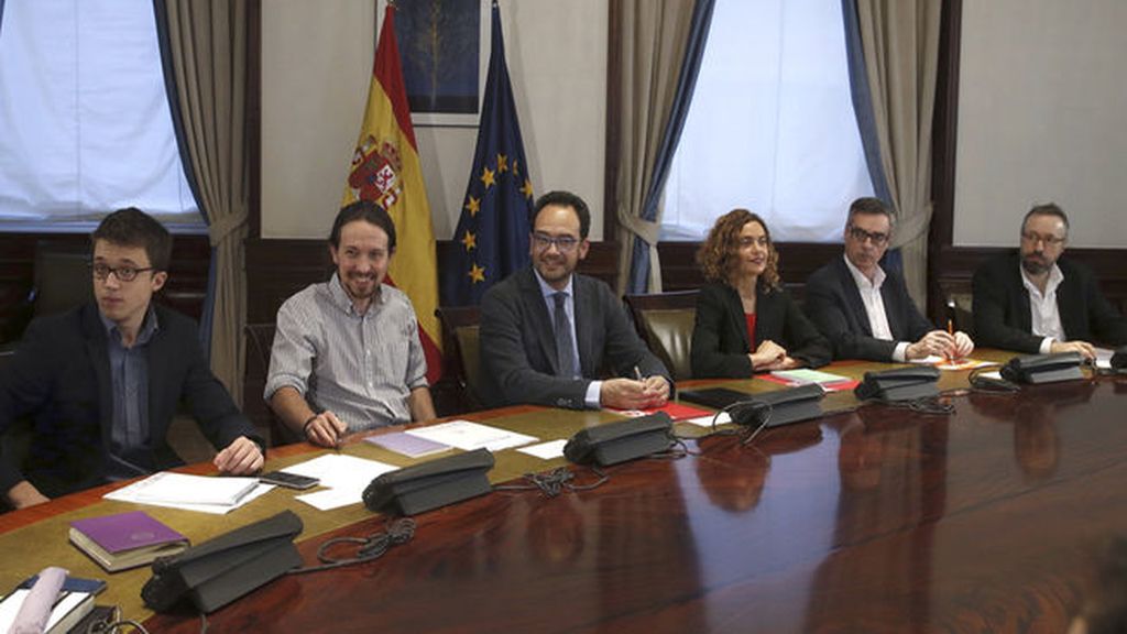 PSOE, C's y Podemos inician una reunión a tres marcada por las diferencias