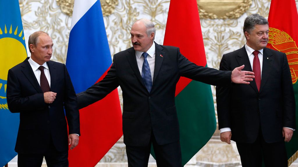 Apretón de manos entre Putin y Poroshenko durante la cumbre en Minsk