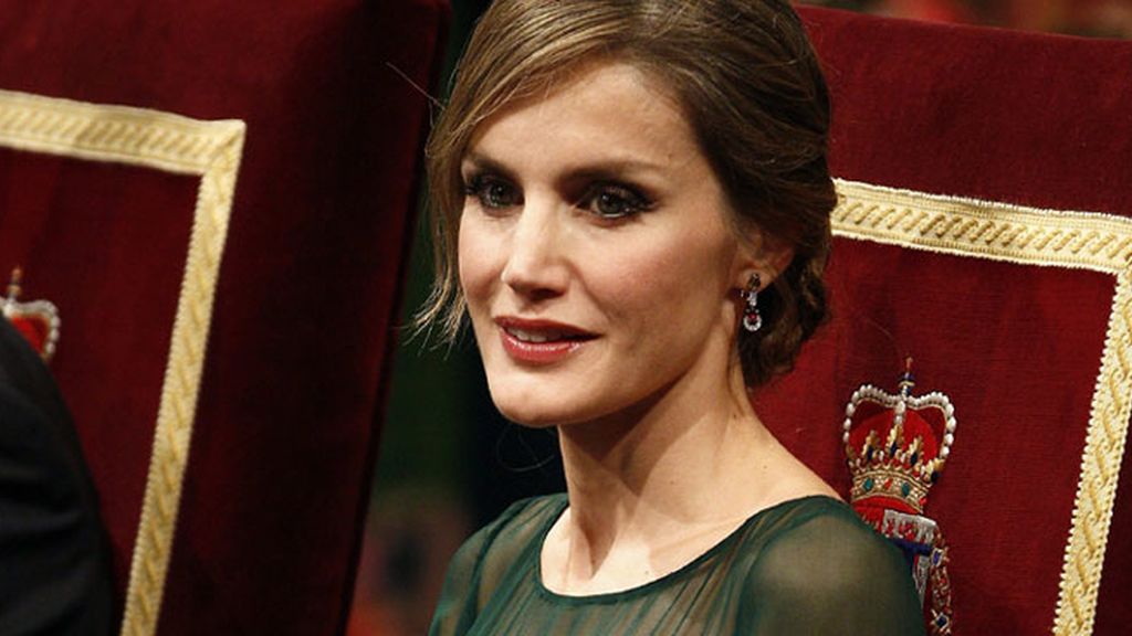 Mariángel Alcázar: "Doña Letizia se quitó los anillos porque le molestaban al saludar"