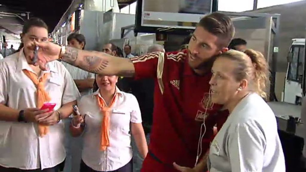 Los jugadores de la selección comparten 'selfies' con los aficionados