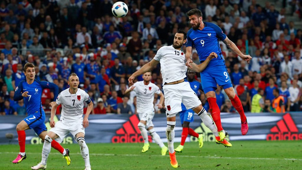 Francia también se encuentra con el palo: Giroud cabeceó un centro de Evra