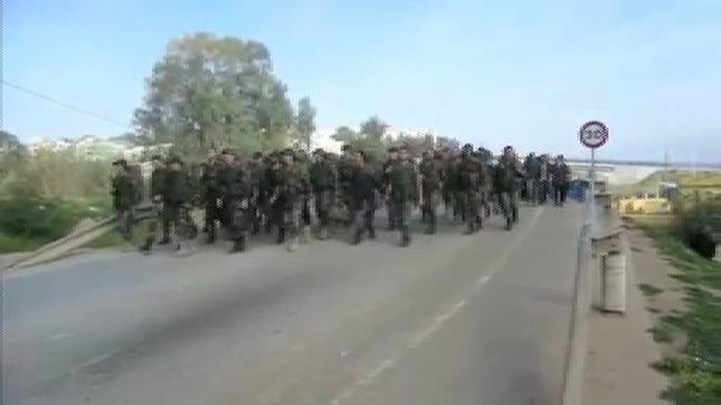 Llega un centenar de agentes antidisturbios a la frontera de Melilla