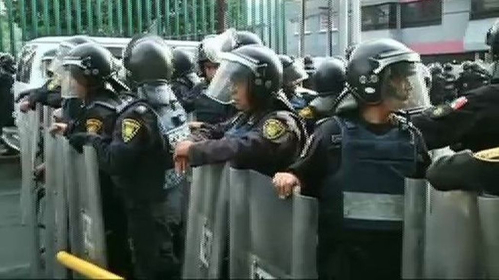 La Policía mexicana desaloja por la fuerza a unas 50 familias en un edificio okupado