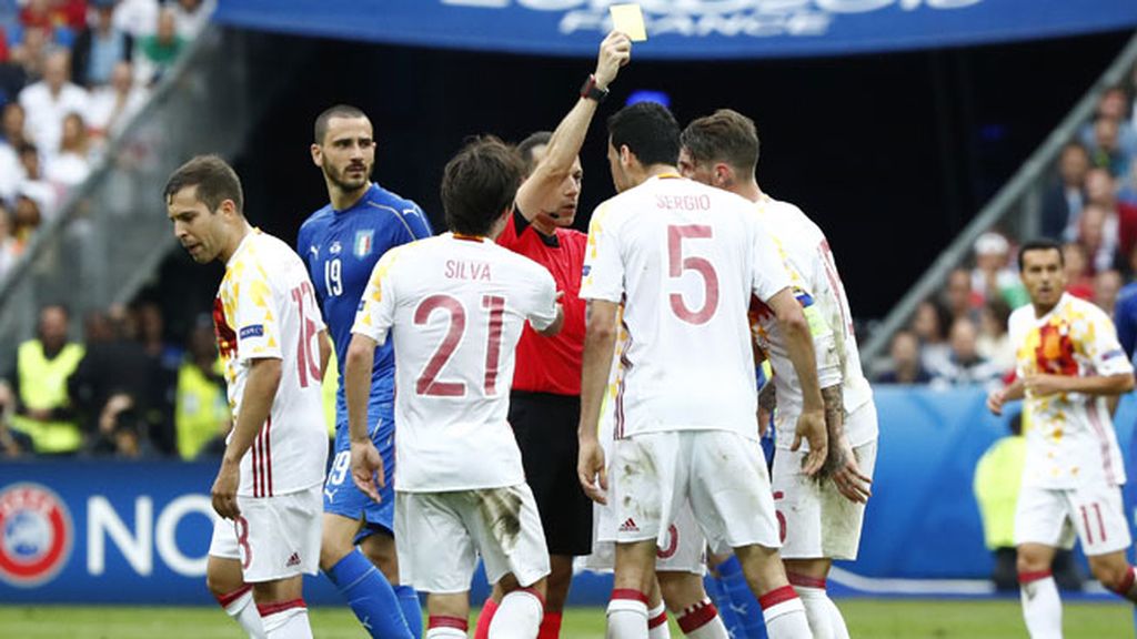 El árbitro le perdona la roja a Motta por este 'manotazo' a Lucas Vázquez