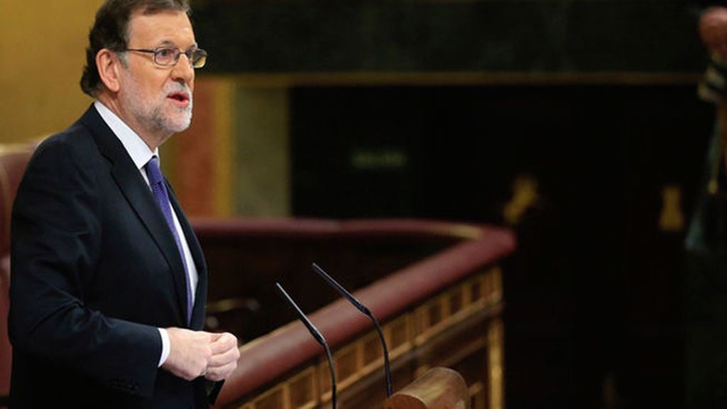 Rajoy comparece por primera vez en la tribuna como presidente en funciones