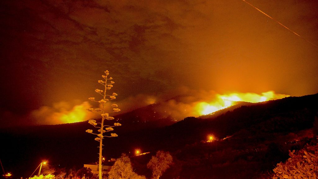 El fuego se extiende a la Villa de Mazo y pone en jaque a los vecinos