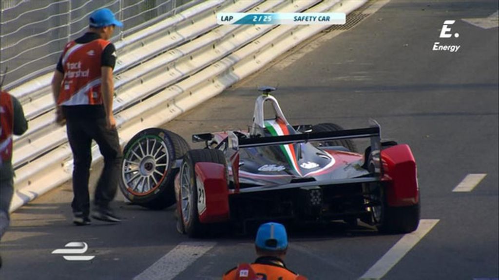 El Safety Car no tarda ni dos vueltas en salir: ¡Accidente de Bruno Senna!