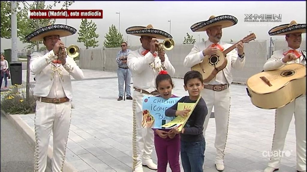 Chicharito tuvo su homenaje: ¡Un grupo de mariachis a la salida de Valdebebas!