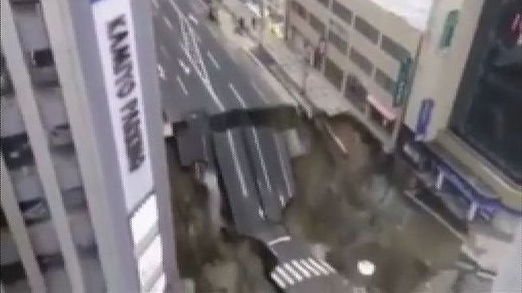 Se reabre el enorme socavón que engulló una carretera japonesa