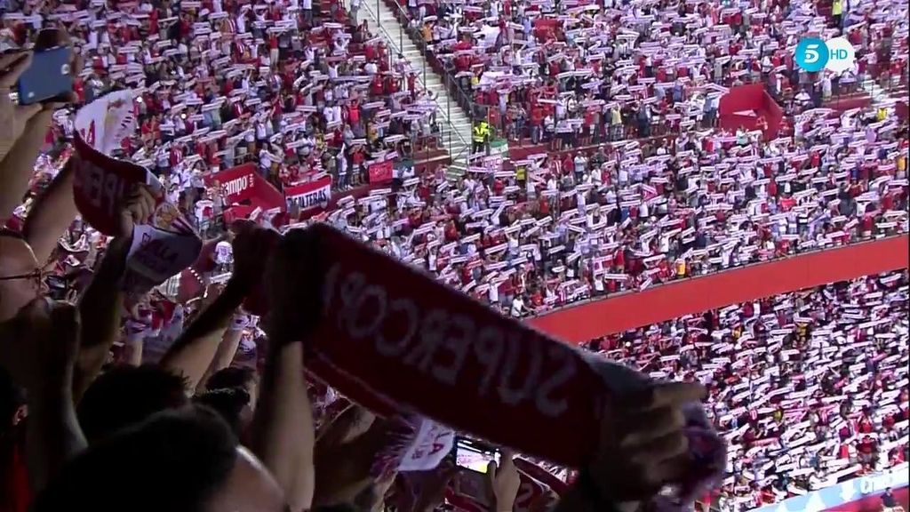 El Sánchez-Pizjuán impresiona e intimida cantando ‘a capella’ el himno del Sevilla