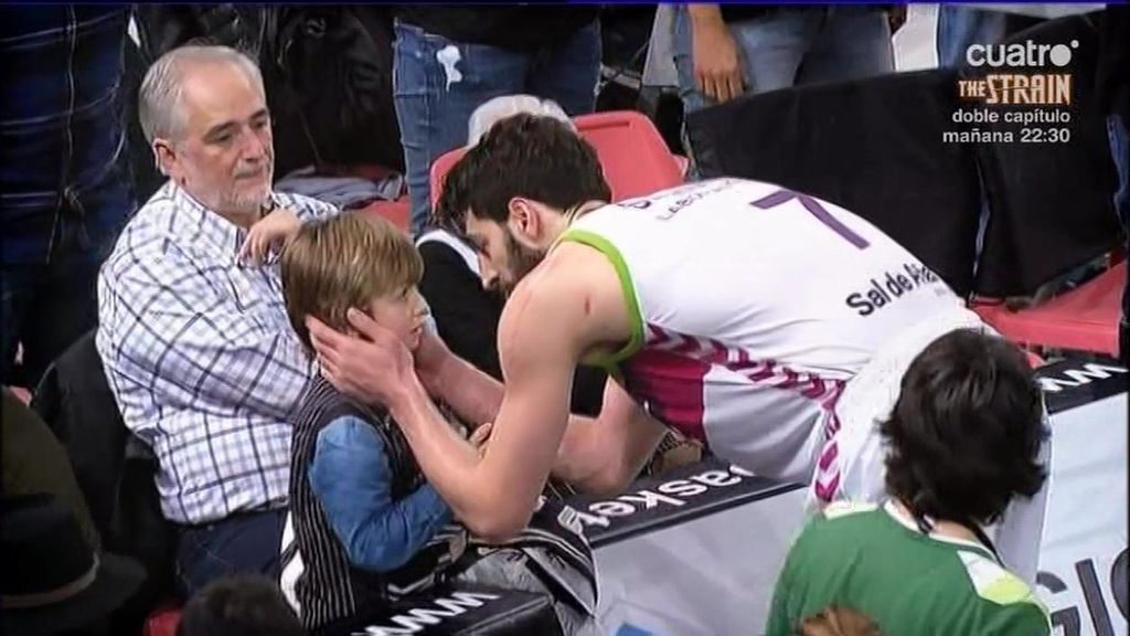 Shengelia y su detalle tras la pelea del Bilbao - Baskonia: un beso a un niño que fue testigo