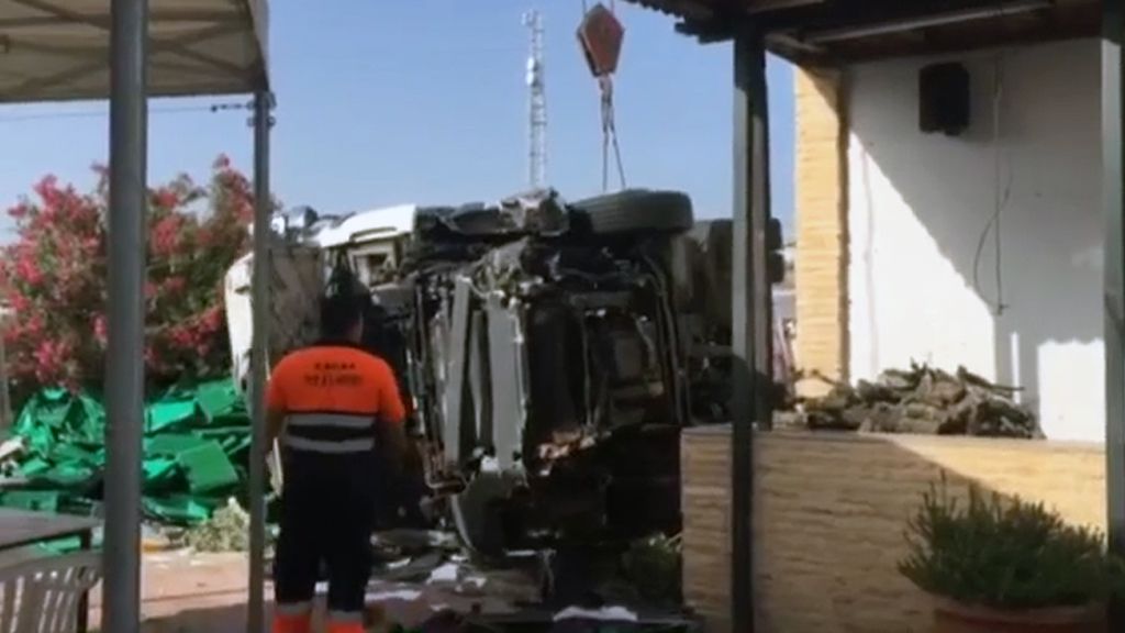 Un camión se empotra contra un restaurante de carretera en Jaén