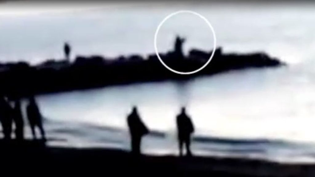Imágenes revelan cómo la Guardia Civil disparó al agua cerca de los inmigrantes