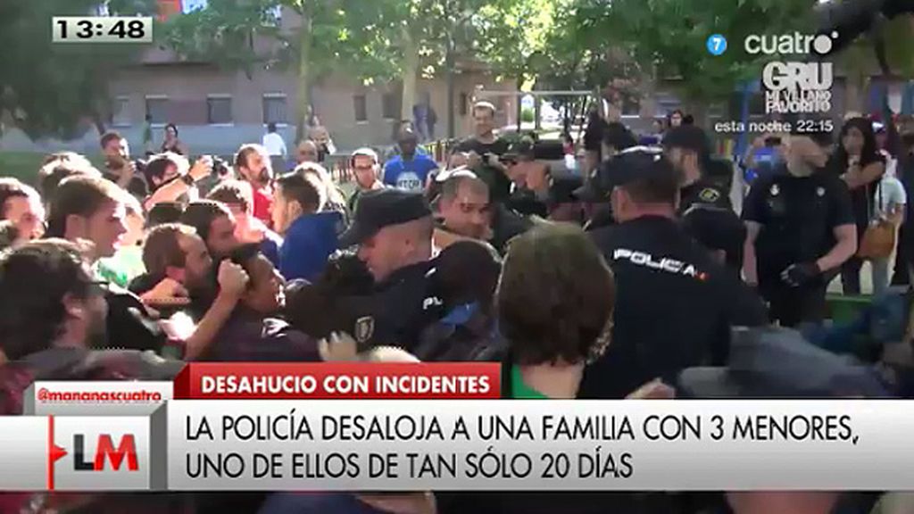 Enfrentamiento entre la policía y quienes intentaban parar el desalojo de una familia