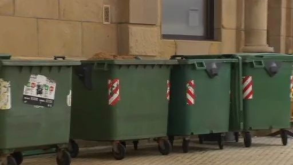 Hallan a un bebé vivo en un contenedor de basura en San Sebastián
