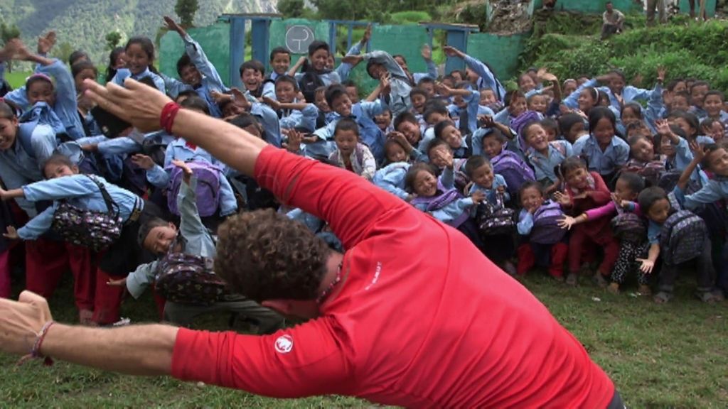 David Bisbal ejerció de profesor de gimnasia en una escuela de una aldea de Nepal