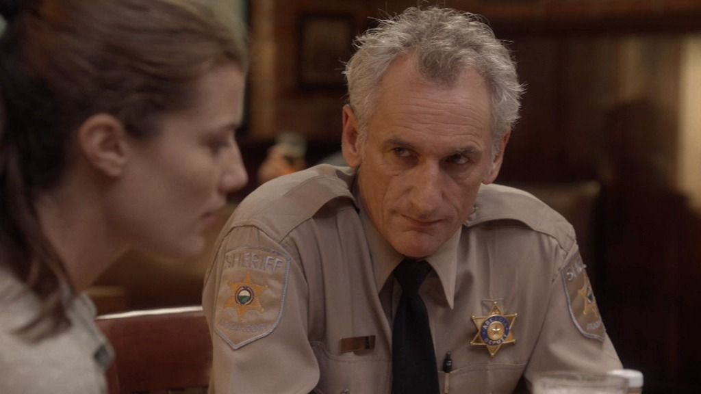 El sheriff, a Maggie: "¿Vas a permitir que abran la tumba de tu madre?"