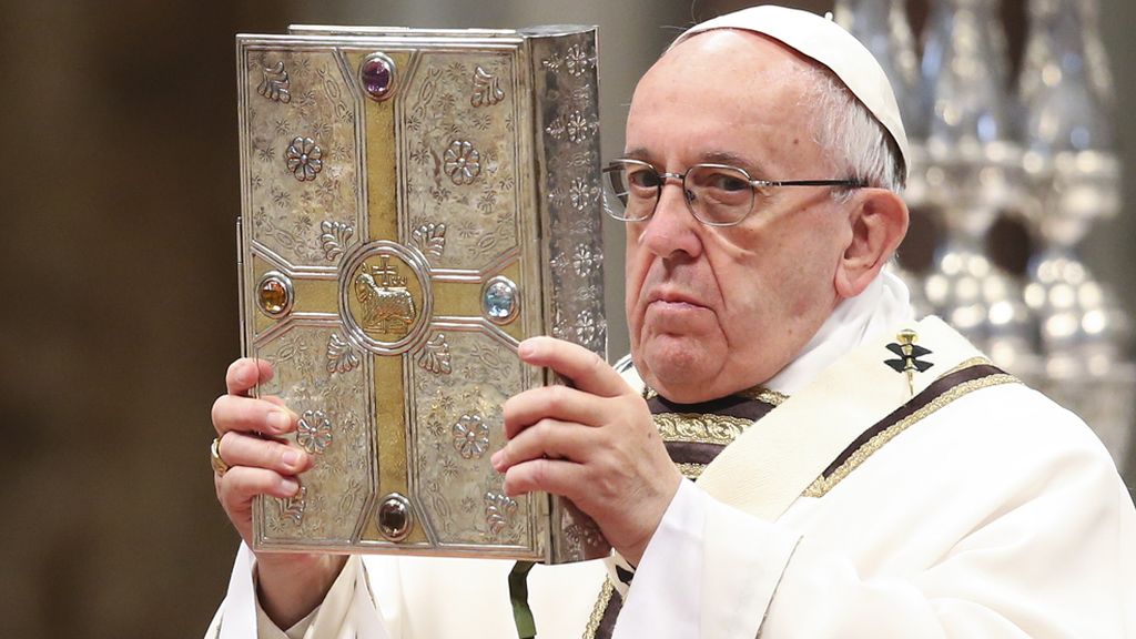 El Papa cumple la tradición del ‘lavapiés’ durante la misa de la cena del señor