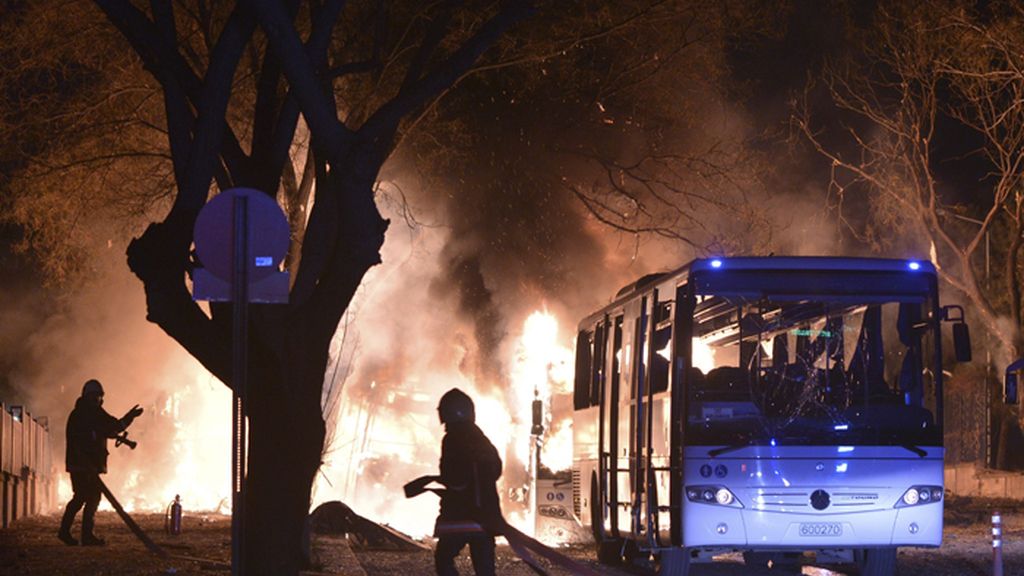 Al menos 18 muertos y 45 heridos en una explosión con coche bomba en Ankara