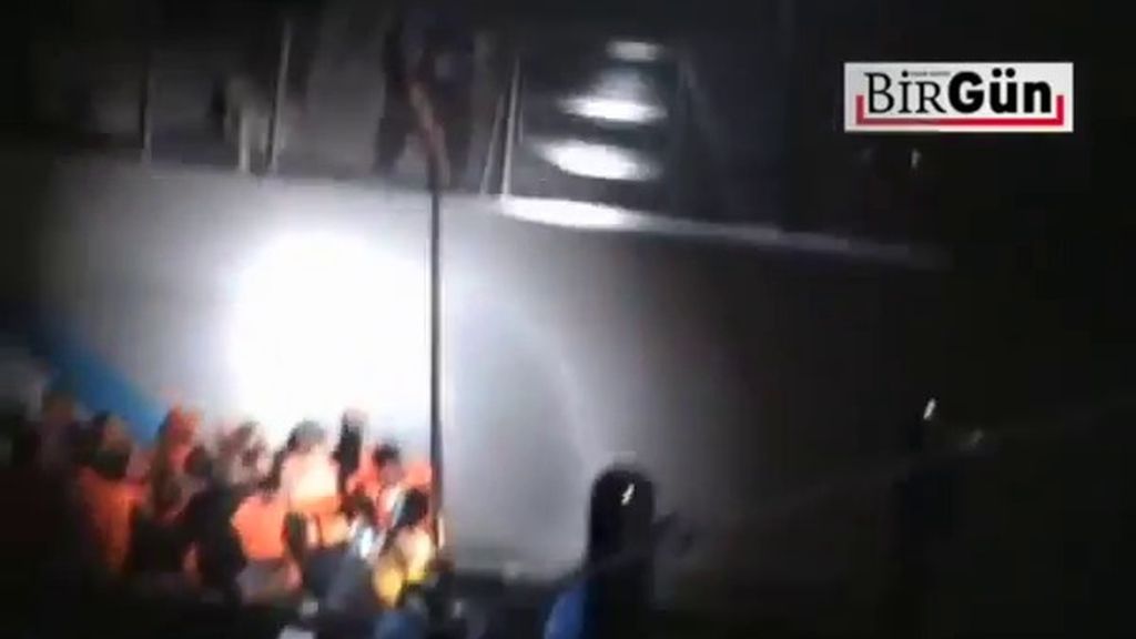 Un guardacostas griego perfora la balsa en la que viajaban 58 refugiados sirios