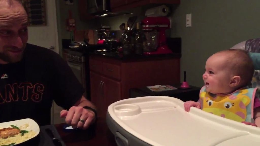 La risa contagiosa de este bebé al ver a su padre comer