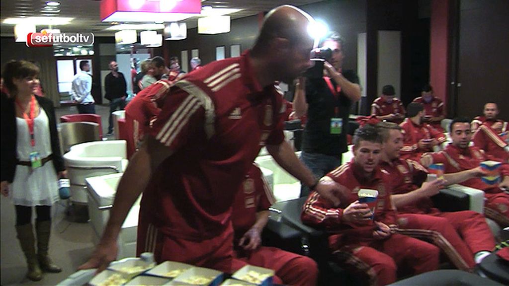 Risas, cine y Reina repartiendo palomitas en el pase de 'El niño’ a ‘La Roja’