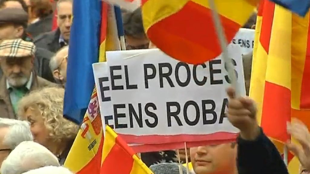 Miles de personas se manifiestan en Barcelona al grito de "El proceso nos roba"