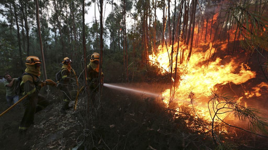 Sitiados por el fuego en Galicia