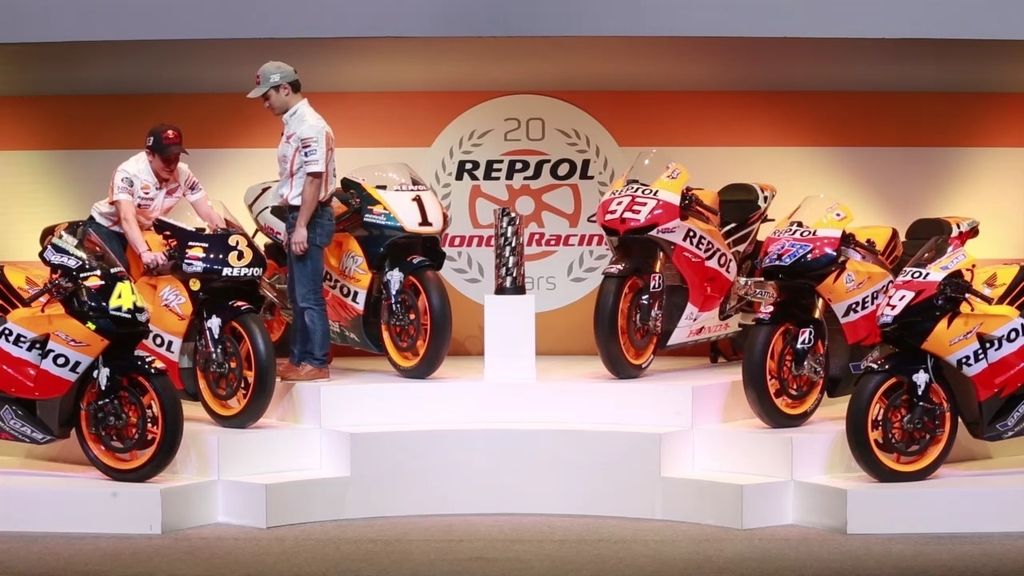 Márquez y Pedrosa disfrutaron de las motos que hicieron historia con el Repsol Honda