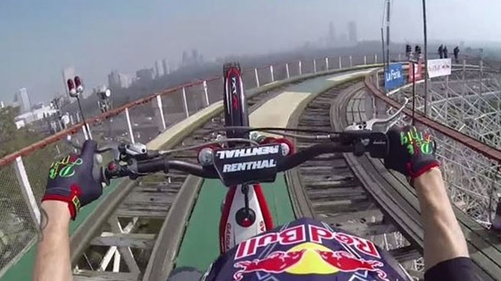 Un piloto francés de motocross, a toda velocidad sobre una montaña rusa