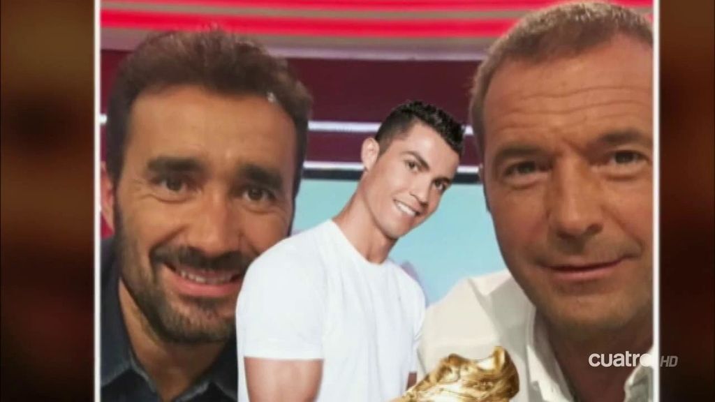 Juanma Castaño y Manu Carreño se hacen un selfie con Cristiano Ronaldo