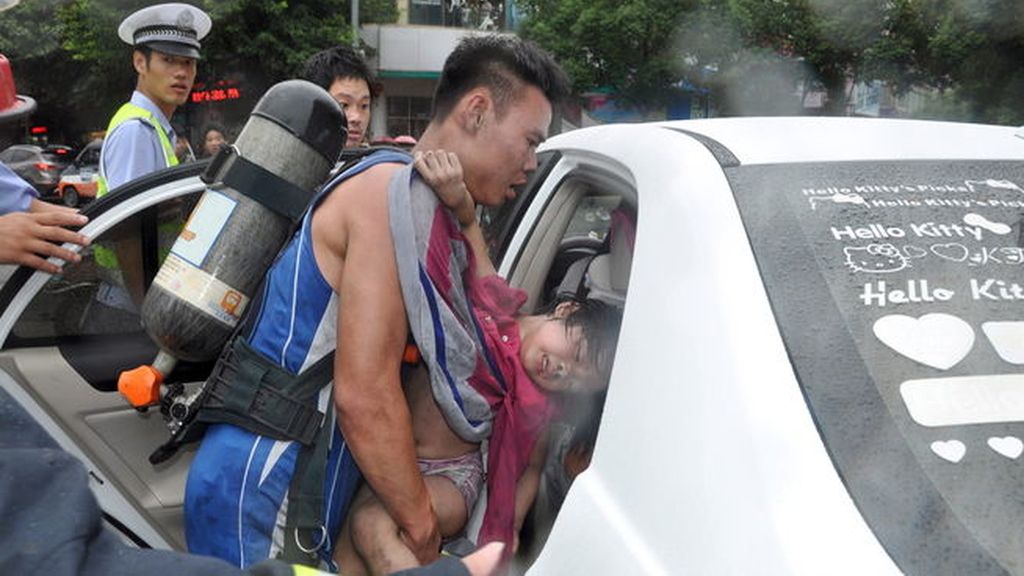 Más de 90 niños heridos en el incendio de un centro comercial en China