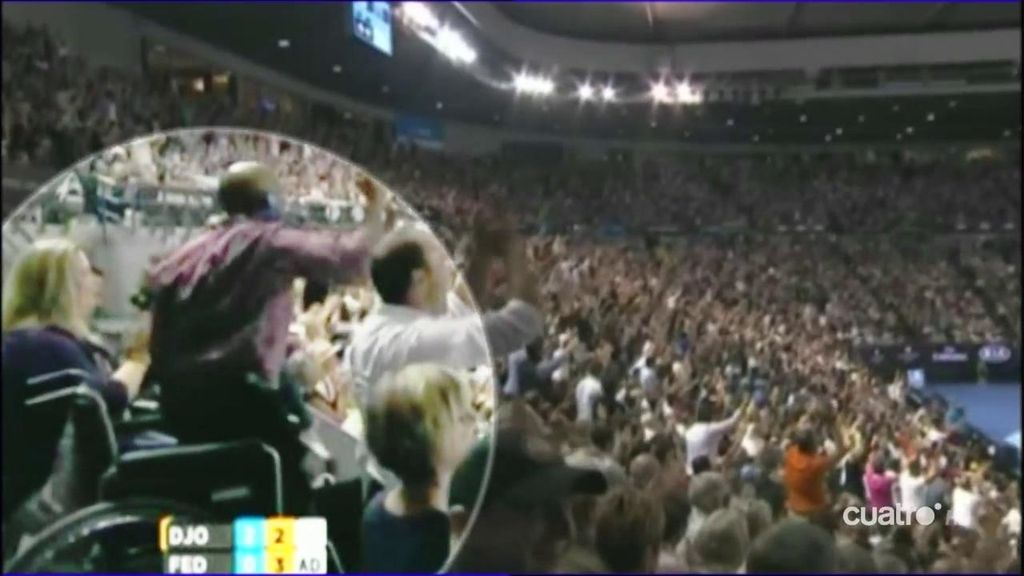 ¡Federer pone en pie a un hombre en silla de ruedas tras un punto ante Djokovic!