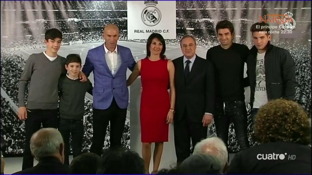 Zidane, arropado por su familia en la presentación como entrenador del Madrid
