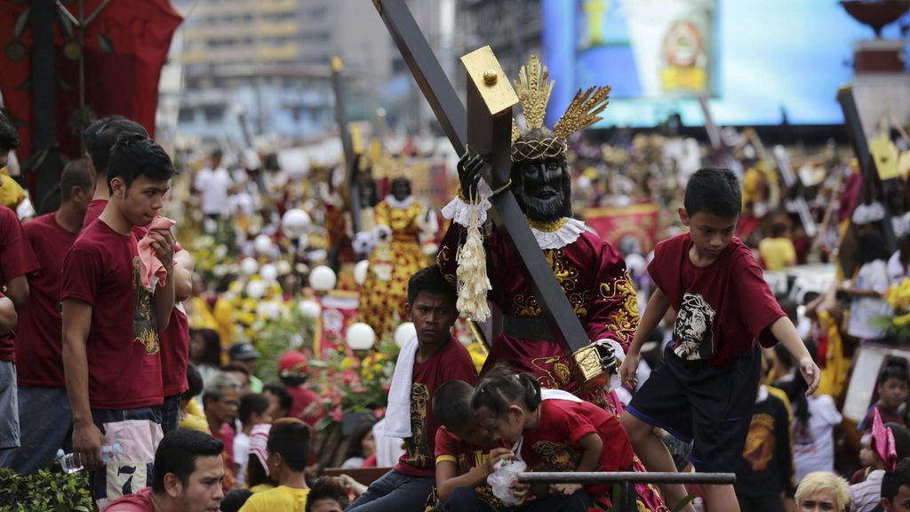 Manila celebra la procesión del Cristo negro