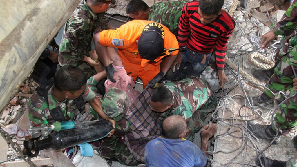 Un centenar de muertos en un terremoto de 6,5 grados de magnitud en Indonesia