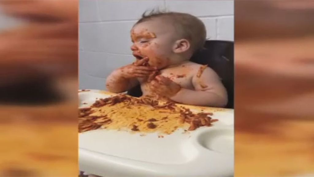 Un bebé que lucha por seguir comiendo a pesar del sueño se hace viral
