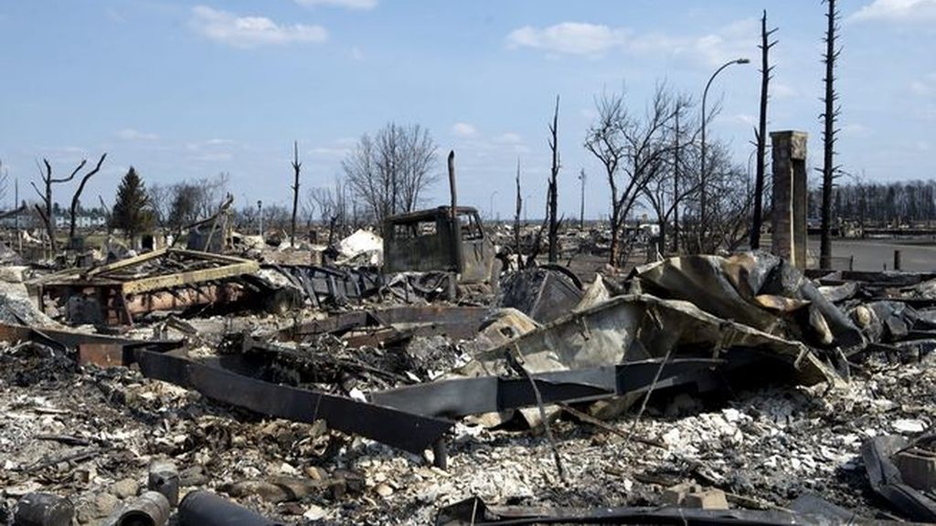 El fuego de Canadá amenaza las plantas petrolíferas