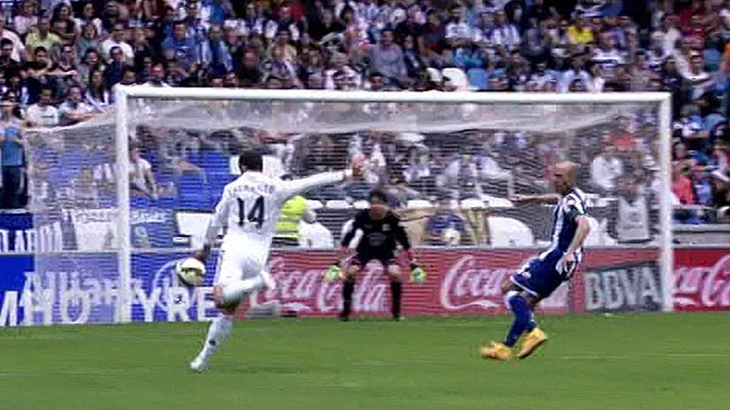 James Rodríguez y Chicharito se pican por el gol perfecto ante el Deportivo
