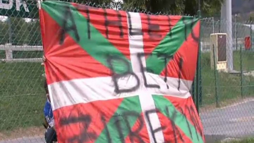 Pancartas de ánimo y caras largas en Lezama por la amarga derrota en Bielorrusia