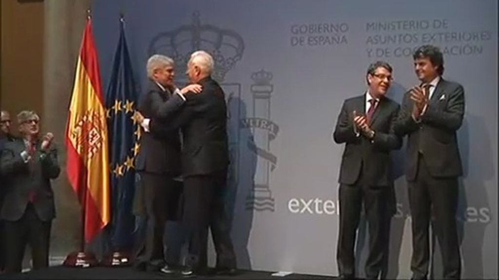 Alfonso Dastis recibe la cartera de Exteriores de la mano de Margallo