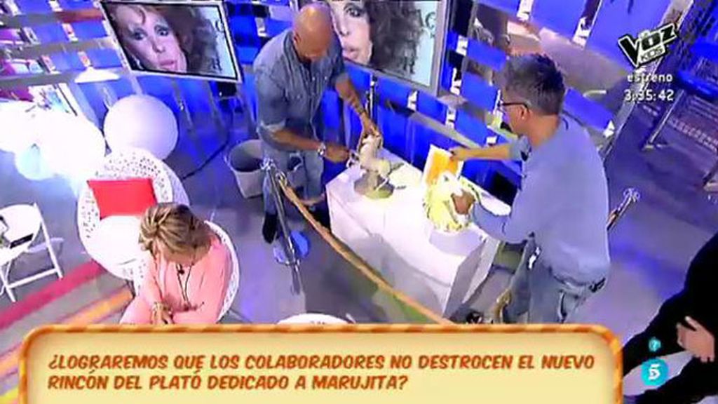 Kiko H. y Matamoros colocan nuevos objetos de decoración en el 'santuario' de Marujita