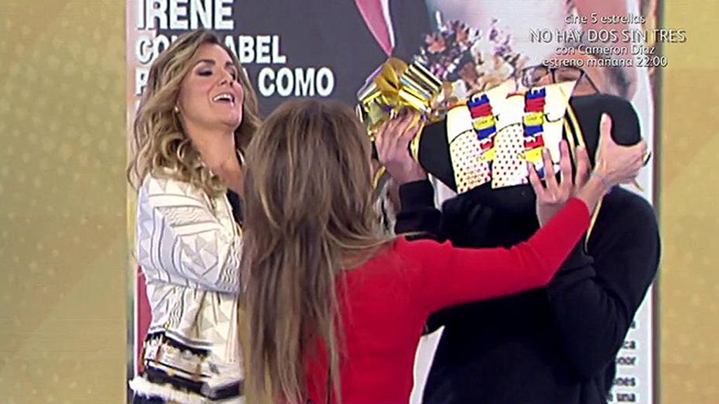 María Patiño es una mujer de palabra y le regala un jamón a Kiko Hernández