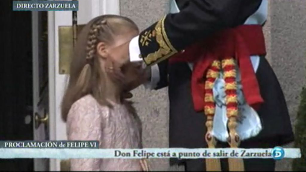 El Rey Felipe VI, muy cariñoso con sus hijas