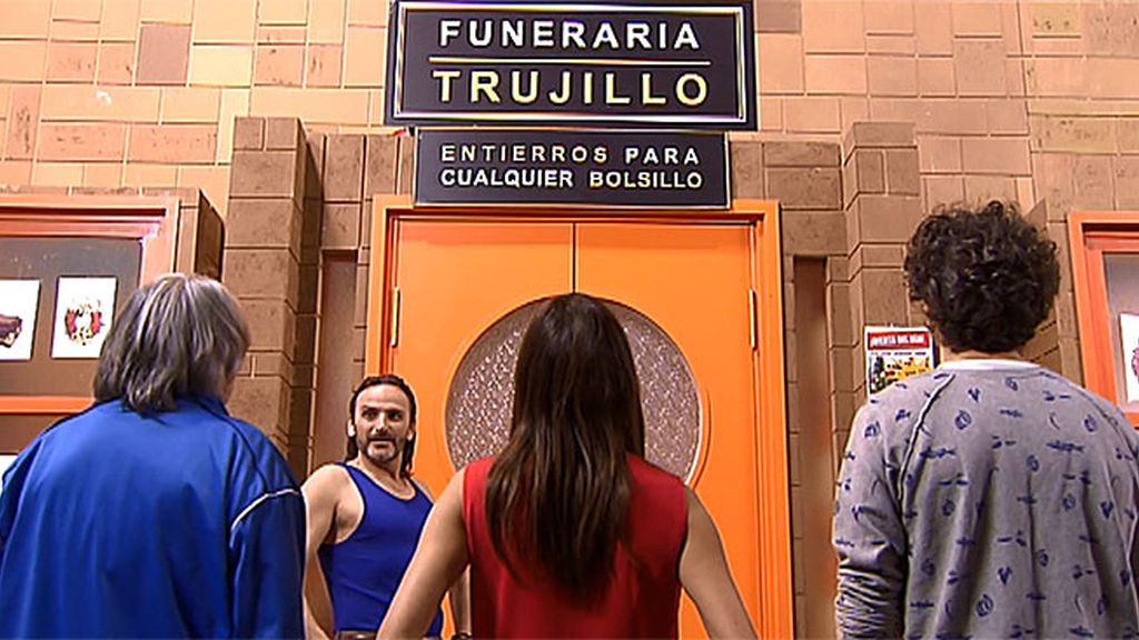 Todo 'low-cost': Fermín Trujillo inaugura su funeraria pirata con hornos para perros