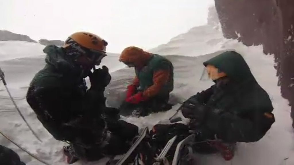 Rescatan a dos montañeros tras pasar la noche en un iglú que cavaron con sus manos